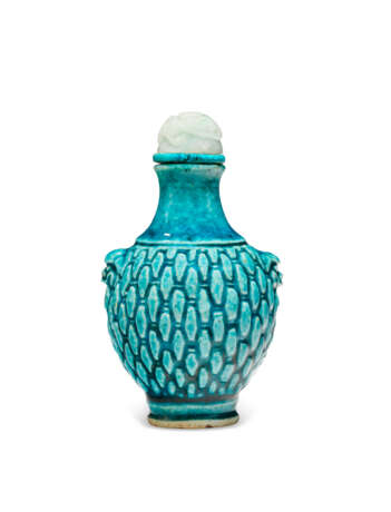 A TURQUOISE-GLAZED MOLDED PORCELAIN SNUFF BOTTLE - Foto 1