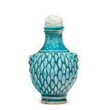 A TURQUOISE-GLAZED MOLDED PORCELAIN SNUFF BOTTLE - Foto 2