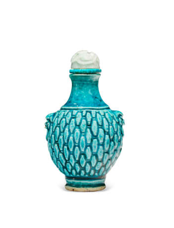 A TURQUOISE-GLAZED MOLDED PORCELAIN SNUFF BOTTLE - Foto 2