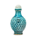 A TURQUOISE-GLAZED MOLDED PORCELAIN SNUFF BOTTLE - Foto 3