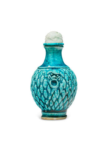 A TURQUOISE-GLAZED MOLDED PORCELAIN SNUFF BOTTLE - Foto 3