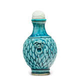 A TURQUOISE-GLAZED MOLDED PORCELAIN SNUFF BOTTLE - Foto 4