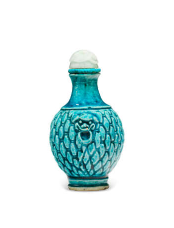 A TURQUOISE-GLAZED MOLDED PORCELAIN SNUFF BOTTLE - Foto 4