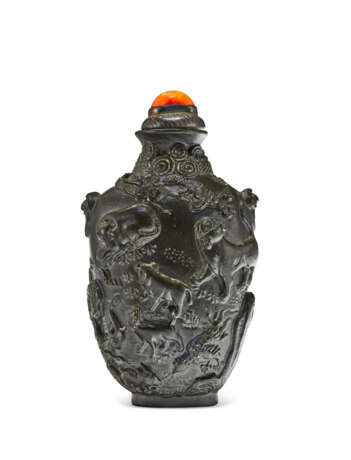 A MATTE-BLACK-ENAMELED AND MOLDED PORCELAIN SNUFF BOTTLE - Foto 2