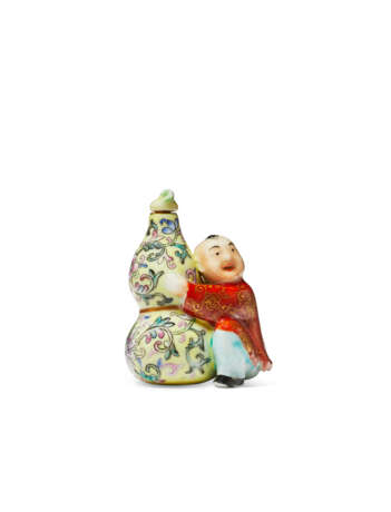 A FAMILLE ROSE FIGURAL PORCELAIN SNUFF BOTTLE - photo 1