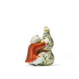 A FAMILLE ROSE FIGURAL PORCELAIN SNUFF BOTTLE - фото 2