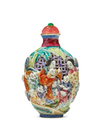 A FAMILLE ROSE MOLDED AND RETICULATED PORCELAIN SNUFF BOTTLE - Foto 1