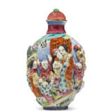 A FAMILLE ROSE MOLDED AND RETICULATED PORCELAIN SNUFF BOTTLE - фото 2