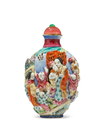 A FAMILLE ROSE MOLDED AND RETICULATED PORCELAIN SNUFF BOTTLE - photo 2