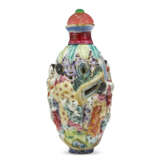 A FAMILLE ROSE MOLDED AND RETICULATED PORCELAIN SNUFF BOTTLE - Foto 3