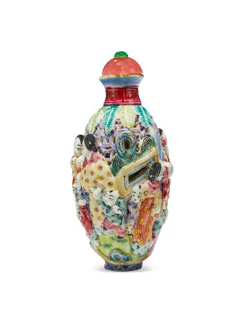 A FAMILLE ROSE MOLDED AND RETICULATED PORCELAIN SNUFF BOTTLE - фото 3