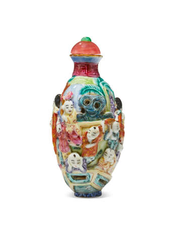 A FAMILLE ROSE MOLDED AND RETICULATED PORCELAIN SNUFF BOTTLE - фото 4