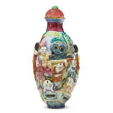 A FAMILLE ROSE MOLDED AND RETICULATED PORCELAIN SNUFF BOTTLE - Foto 4