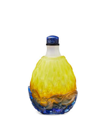 A BLUE AND YELLOW-OVERLAY WHITE GLASS SNUFF BOTTLE - фото 1