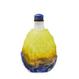 A BLUE AND YELLOW-OVERLAY WHITE GLASS SNUFF BOTTLE - фото 1