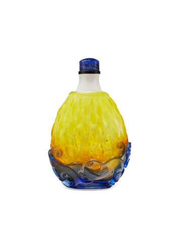 A BLUE AND YELLOW-OVERLAY WHITE GLASS SNUFF BOTTLE - photo 2