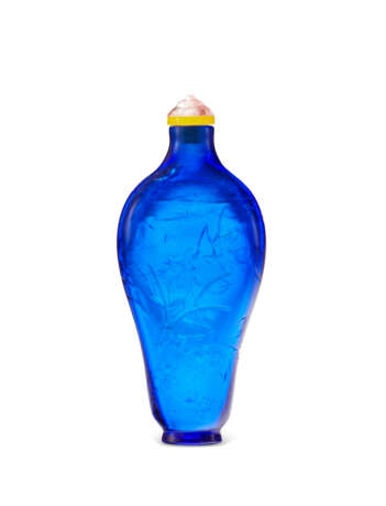 A CARVED DARK-BLUE GLASS SNUFF BOTTLE - фото 1