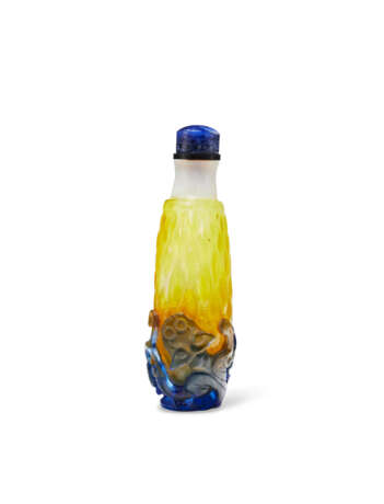 A BLUE AND YELLOW-OVERLAY WHITE GLASS SNUFF BOTTLE - photo 3