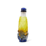 A BLUE AND YELLOW-OVERLAY WHITE GLASS SNUFF BOTTLE - photo 3