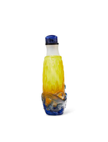 A BLUE AND YELLOW-OVERLAY WHITE GLASS SNUFF BOTTLE - фото 4