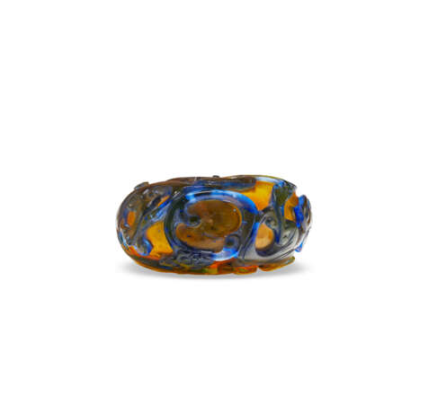 A BLUE AND YELLOW-OVERLAY WHITE GLASS SNUFF BOTTLE - фото 5