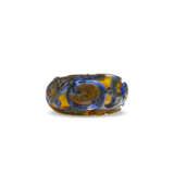 A BLUE AND YELLOW-OVERLAY WHITE GLASS SNUFF BOTTLE - фото 5