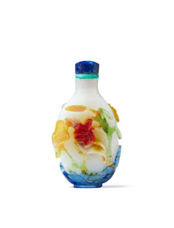 A MULTI-COLOR-OVERLAY OPAQUE WHITE GLASS SNUFF BOTTLE - photo 1