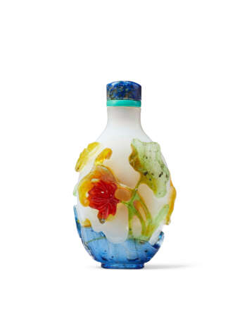 A MULTI-COLOR-OVERLAY OPAQUE WHITE GLASS SNUFF BOTTLE - фото 2