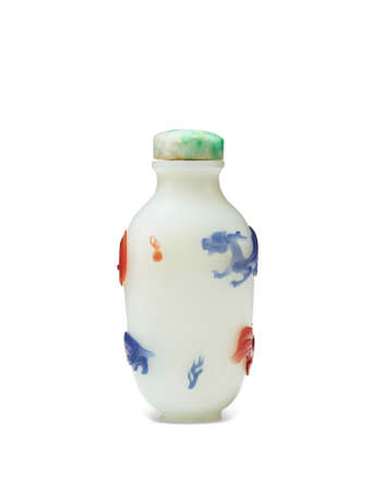 A RED AND BLUE-OVERLAY OPAQUE WHITE GLASS SNUFF BOTTLE - Foto 2