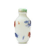 A RED AND BLUE-OVERLAY OPAQUE WHITE GLASS SNUFF BOTTLE - Foto 2