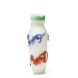 A RED AND BLUE-OVERLAY OPAQUE WHITE GLASS SNUFF BOTTLE - фото 4