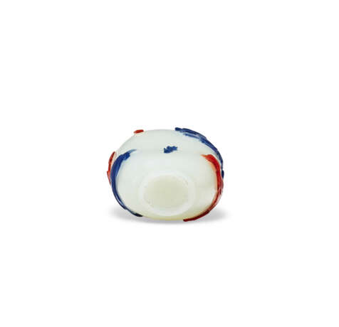 A RED AND BLUE-OVERLAY OPAQUE WHITE GLASS SNUFF BOTTLE - Foto 5