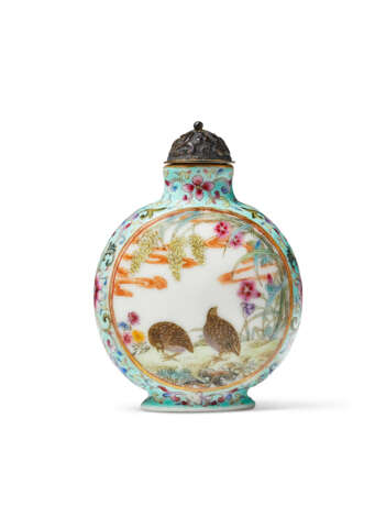 A FAMILLE ROSE PORCELAIN SNUFF BOTTLE - Foto 1