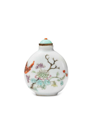 A FAMILLE ROSE PORCELAIN SNUFF BOTTLE - photo 1