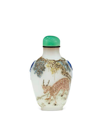 AN ENAMELED OPAQUE WHITE GLASS SNUFF BOTTLE - фото 1