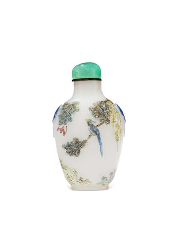 AN ENAMELED OPAQUE WHITE GLASS SNUFF BOTTLE - фото 2