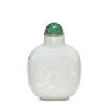 A CARVED OPAQUE WHITE GLASS SNUFF BOTTLE - Foto 1