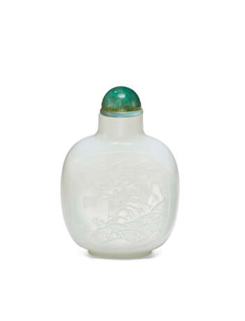 A CARVED OPAQUE WHITE GLASS SNUFF BOTTLE - photo 2