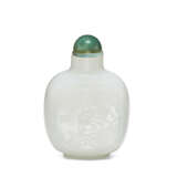 A CARVED OPAQUE WHITE GLASS SNUFF BOTTLE - Foto 2