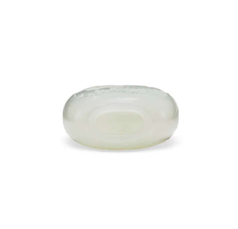 A CARVED OPAQUE WHITE GLASS SNUFF BOTTLE - фото 3