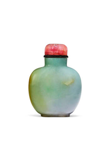 A LAVENDER AND PALE-GREEN JADEITE SNUFF BOTTLE - фото 2