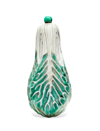 A GREEN AND WHITE-ENAMELED MOLDED PORCELAIN 'CABBAGE' SNUFF BOTTLE - фото 1