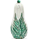 A GREEN AND WHITE-ENAMELED MOLDED PORCELAIN 'CABBAGE' SNUFF BOTTLE - photo 2