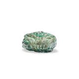 A GREEN AND WHITE-ENAMELED MOLDED PORCELAIN 'CABBAGE' SNUFF BOTTLE - фото 3