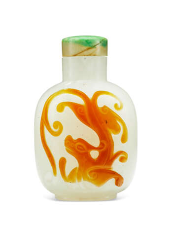 A CARAMEL-BROWN-OVERLAY WHITE GLASS SNUFF BOTTLE - фото 1