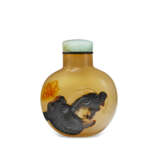 A CARVED CAMEO AGATE SNUFF BOTTLE - фото 1