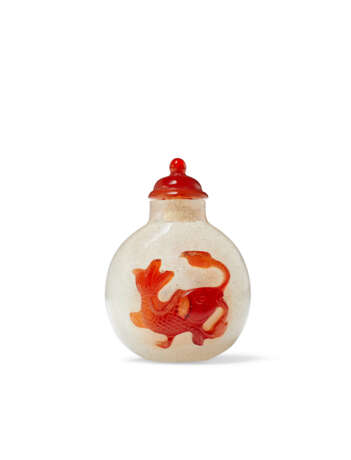 A THREE-COLOR-OVERLAY GLASS SNUFF BOTTLE - photo 2