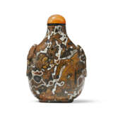 A CARVED FOSSILIFEROUS LIMESTONE SNUFF BOTTLE - Foto 1