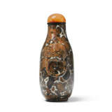 A CARVED FOSSILIFEROUS LIMESTONE SNUFF BOTTLE - Foto 3