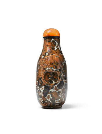 A CARVED FOSSILIFEROUS LIMESTONE SNUFF BOTTLE - фото 3